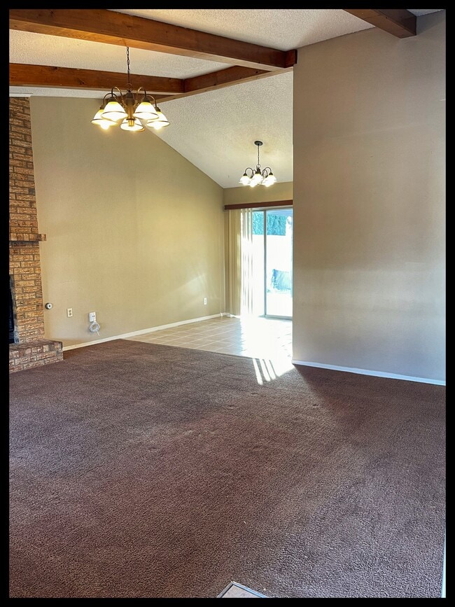 Living Cont. - 1829 Agua Dulce St
