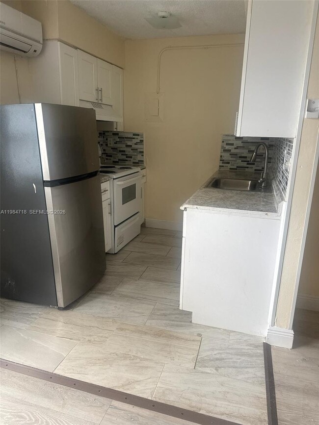 Foto del edificio - 7640 Kimberly Blvd