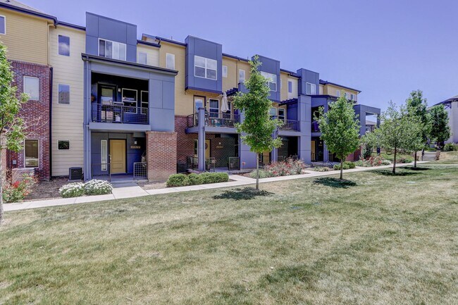 Foto del edificio - Two Bedroom, Two and a half bath! With Garage, Courtyard View, Stainless Appliances, Great Locati...