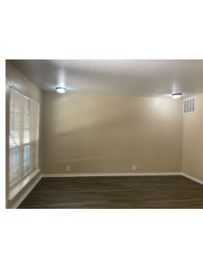 Foto del edificio - 2701 Green Oaks Rd