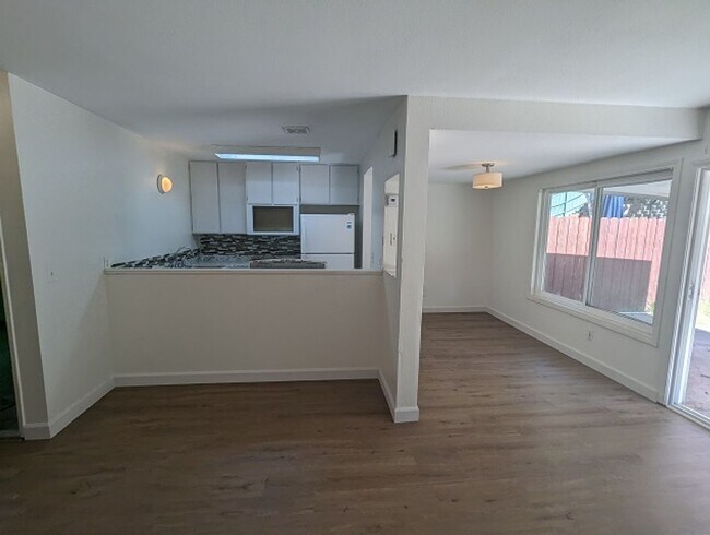 Foto del edificio - 3 Bedroom 2.5 Bathroom Two Story Townhome in Spring Valley
