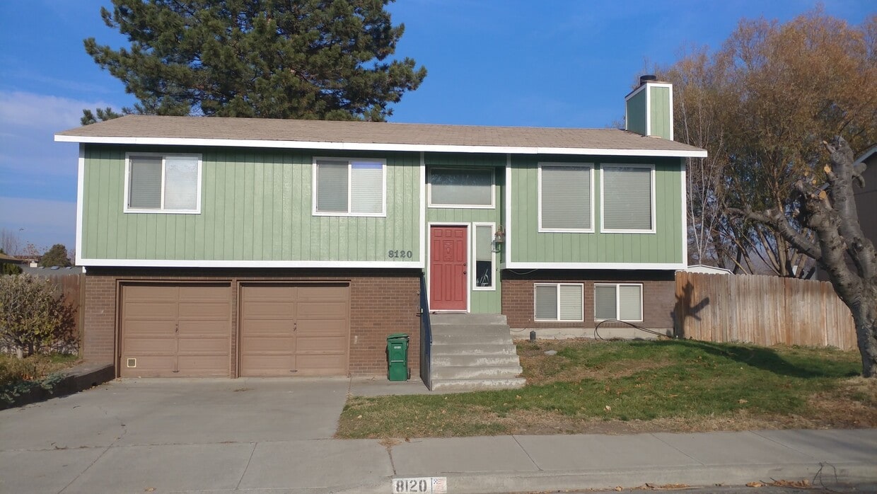 Primary Photo - Stylish Split-Level in Central Kennewick w...