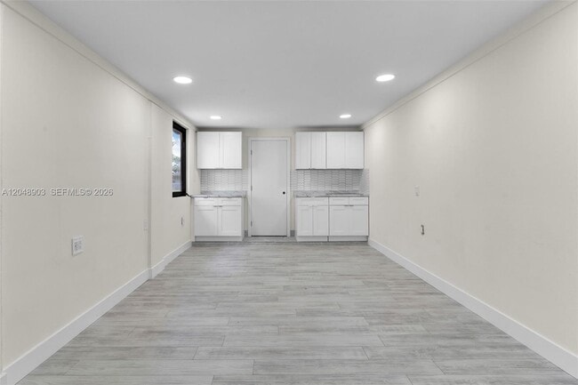 Building Photo - 725 SW 1st Ave