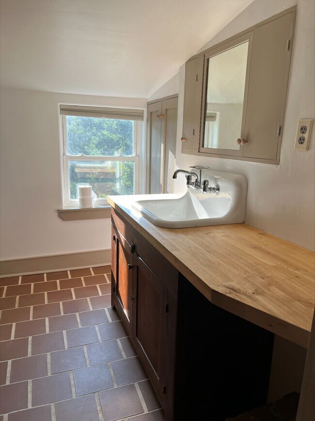 Foto del edificio - Available Now Charming 2-Bedrooms 2 Full B...