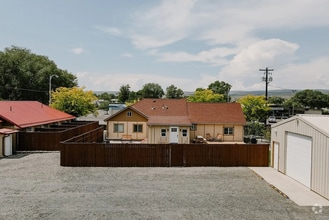 Building Photo - 122 Daisy St S