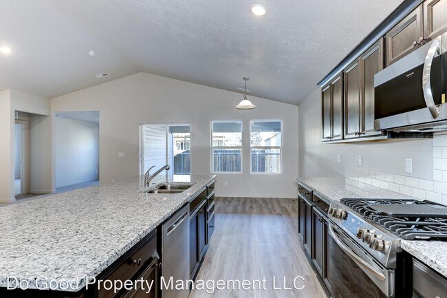 Foto del edificio - 4 br, 2 bath House - 230 W. Waukesha St.