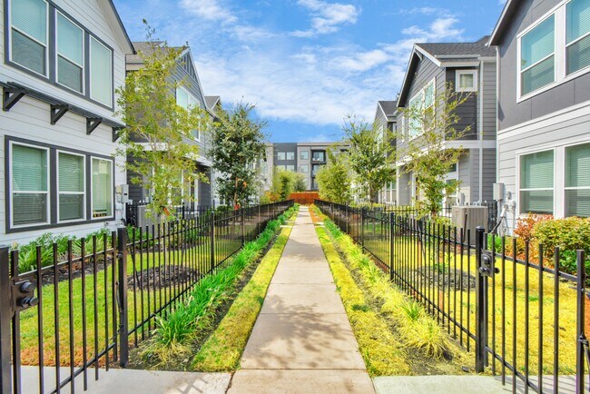 Building Photo - 728 Strawberry Pines Ct