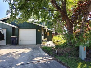 Building Photo - 548 NE Negus Loop