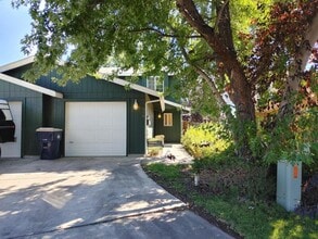 Building Photo - 548 NE Negus Lp