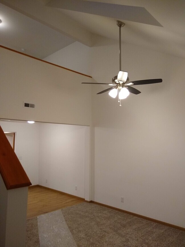 Sala de estar con techo de 1,5 pisos y buhardilla/tragaluz - Crown Pointe Townhomes - Shiloh