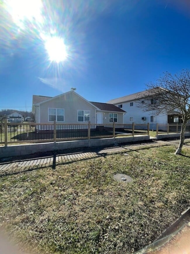 Building Photo - Fully Renovated Three Bedroom Home in Huntington