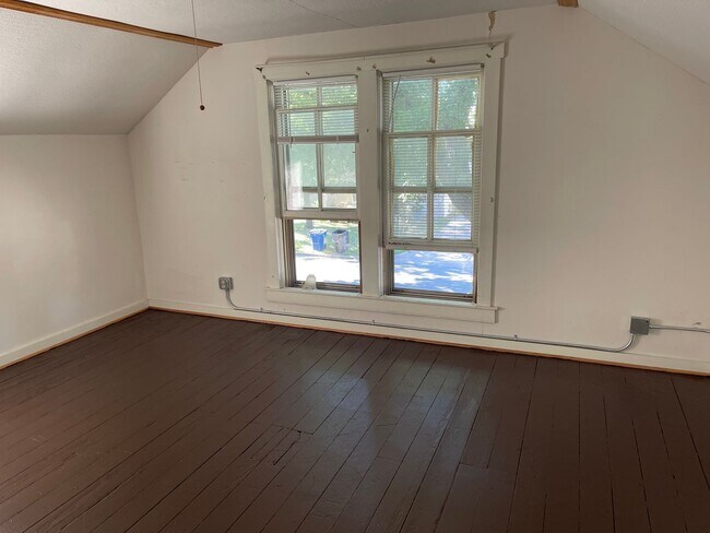 Foto del edificio - $1100 - 3 bed 1 bath - Single Family Home