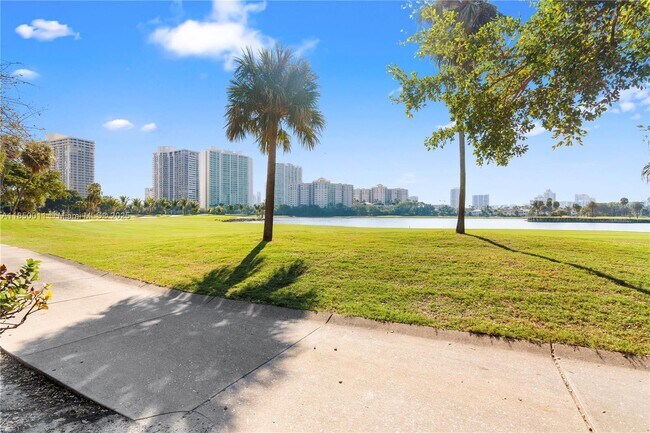 Foto del edificio - 3675 N Country Club Dr