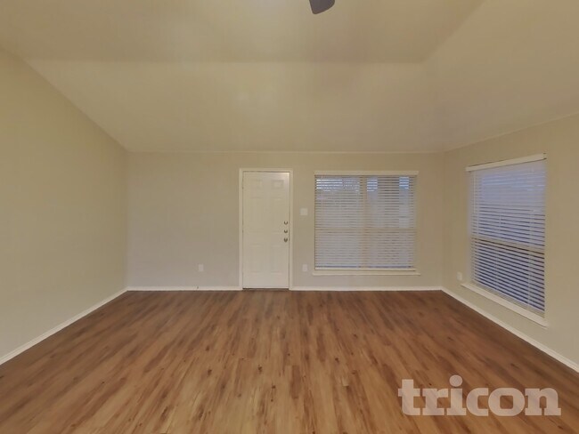 Foto del edificio - 1320 Waco Turner Dr