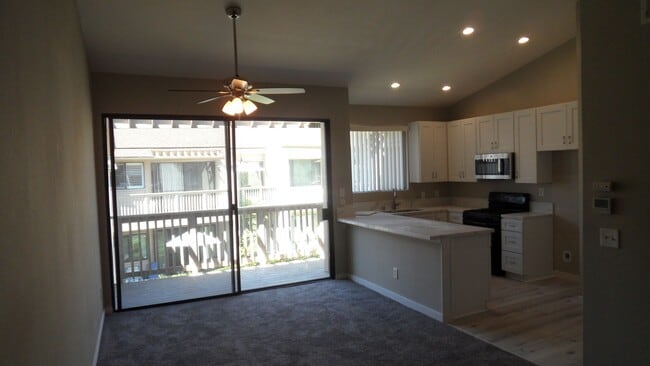 Building Photo - 10520 Lakeside Dr N