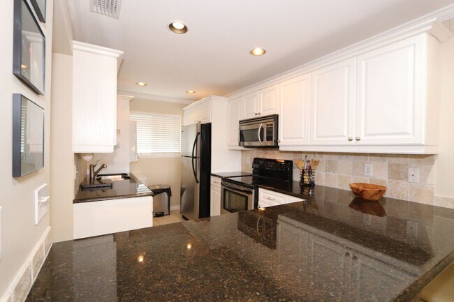 Building Photo - Fully Furnished 2 Bedroom Condo down by th...