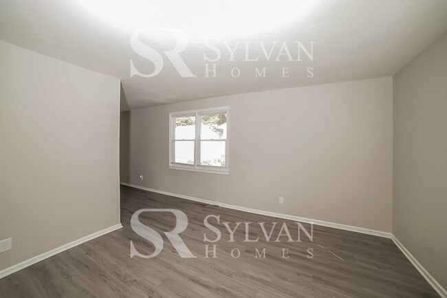 Building Photo - Where Charm Meets Comfort