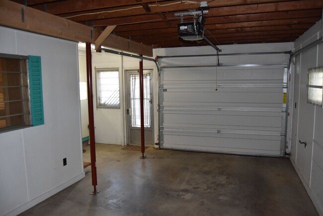 Building Photo - Single Family Home