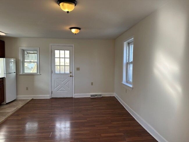 Foto del edificio - 2nd Flr 1BR Rear Apt W/ Garage/Storage Loc...