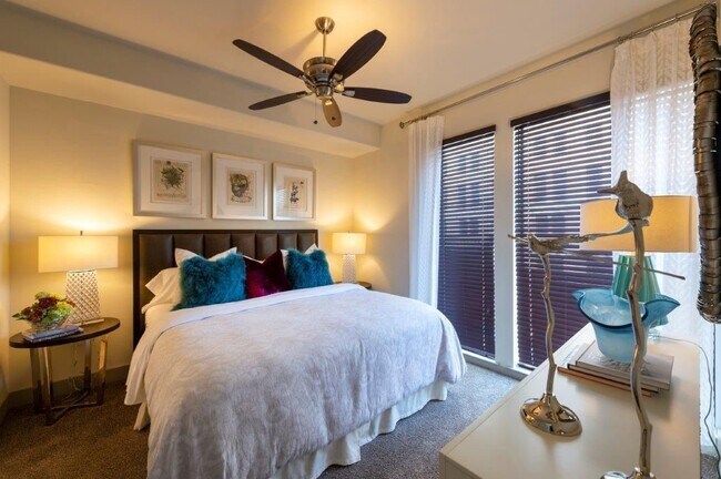 Foto del edificio - Lower Rates + 1 Month Free on a 2/2!