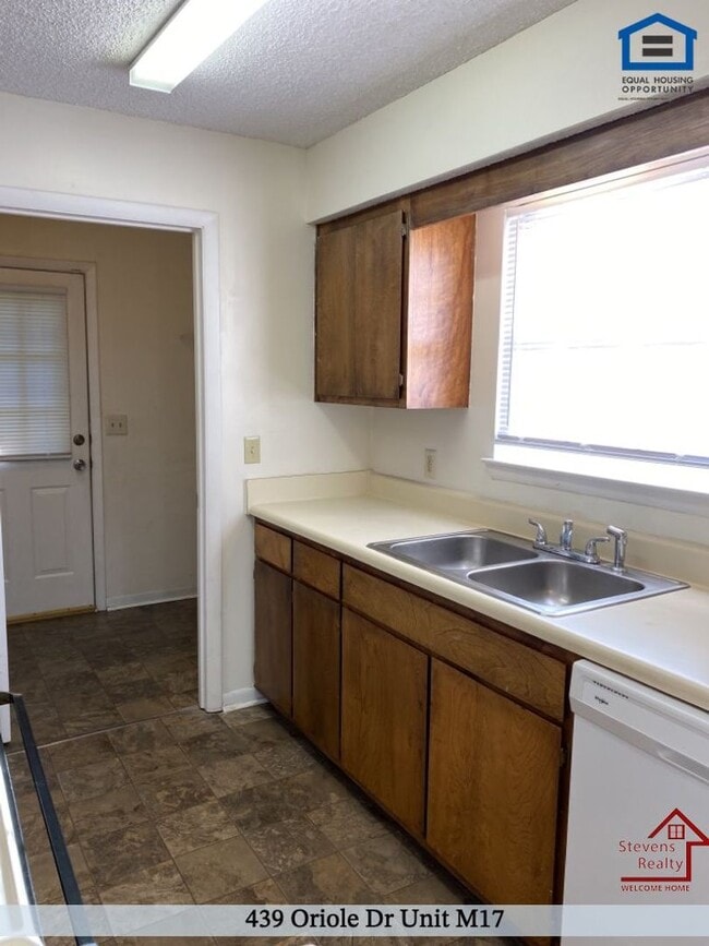 Building Photo - 439 Oriole Dr