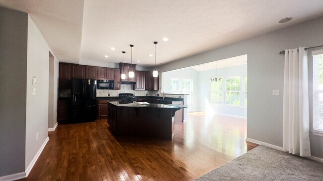 Building Photo - 7100 Sheffield Ct