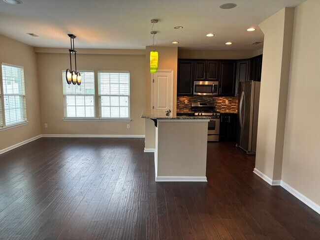 Foto del edificio - Beautiful End Unit Townhome in the McCarle...