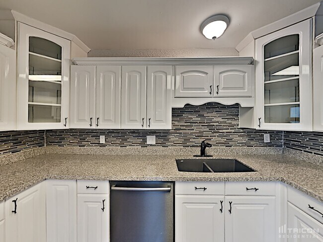Building Photo - 2408 Ravine Dr
