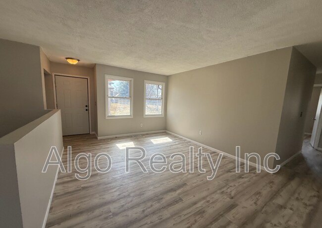 Foto del edificio - 8233 Douglas Ln N