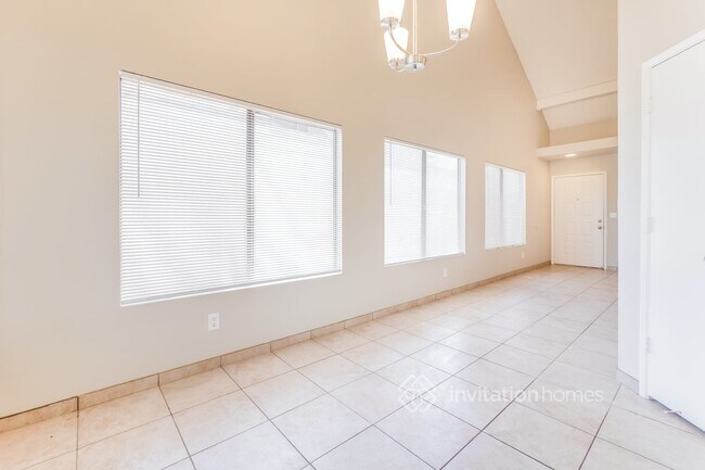 Building Photo - 2142 W Monona Dr