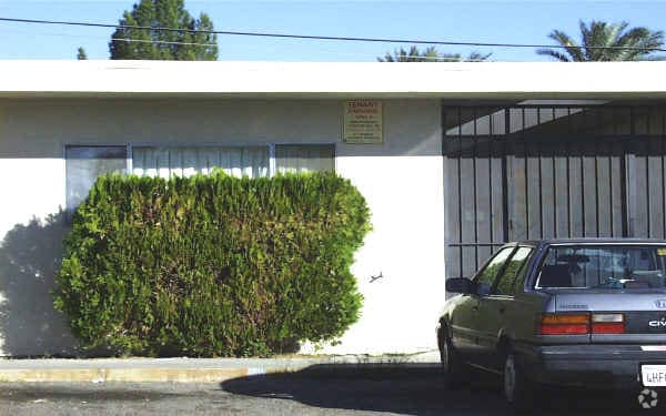 Building Photo - 1540 N Chaparral Rd