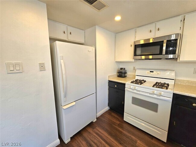 Building Photo - 1460 Hialeah Dr