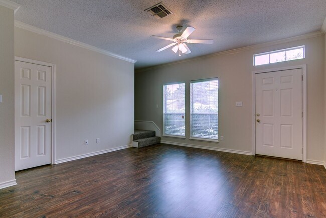 Foto del edificio - Townhome on Skyline Boulevard For Rent!