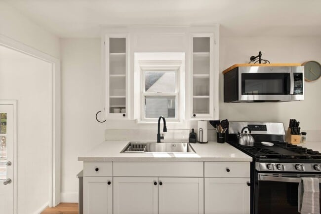 Building Photo - 611 E 260th St