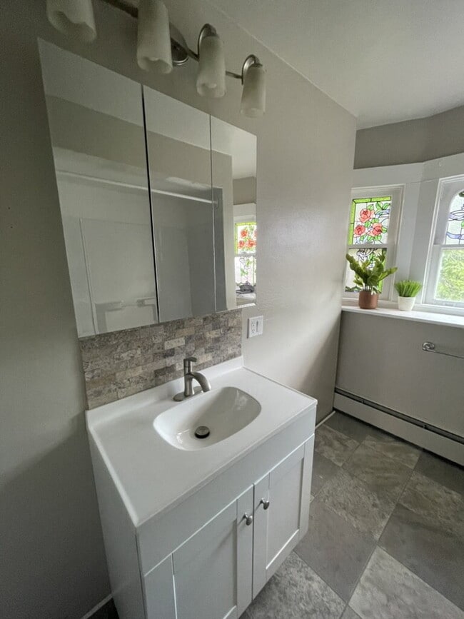 Building Photo - "4-Bed Home with spacious rooms in Wilkes Barre!"