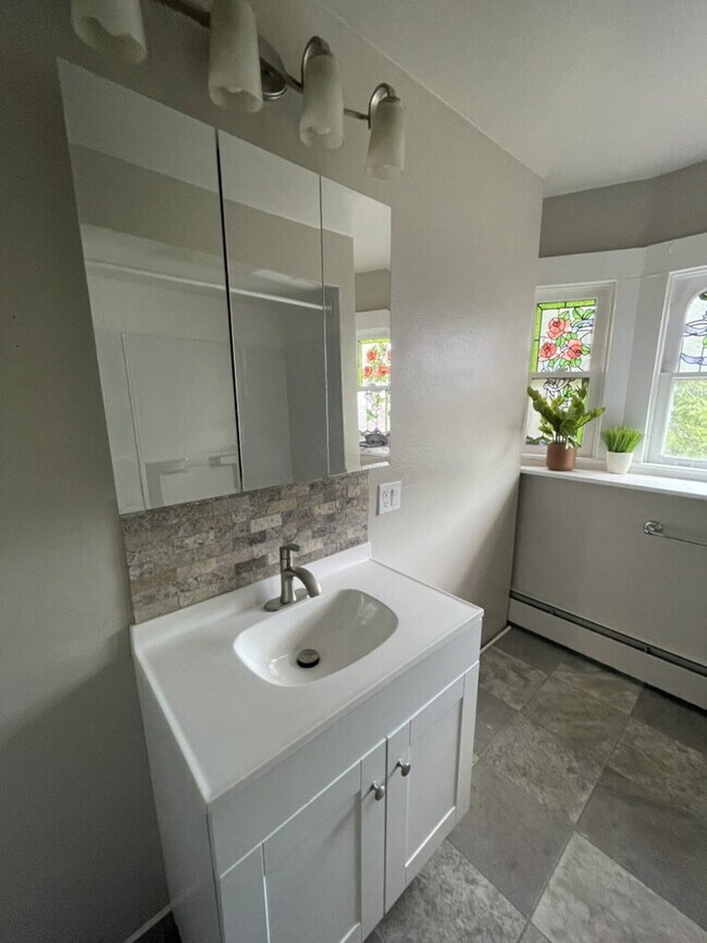 Foto del edificio - "4-Bed Home with spacious rooms in Wilkes Barre!"