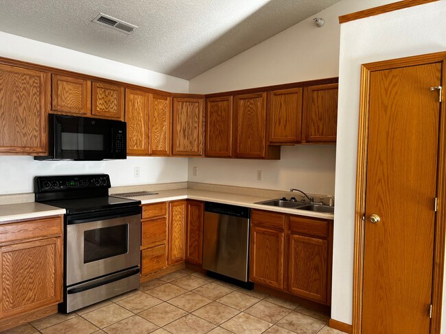 Building Photo - $1,150 | 2 Bedroom, 2 Bathroom Condo | No ...