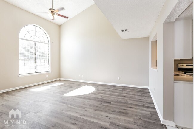 Foto del edificio - 7513 Cinnamon Lakes Dr