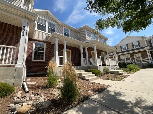 Building Photo - 2 Bedroom Townhome Available Near S Circle...