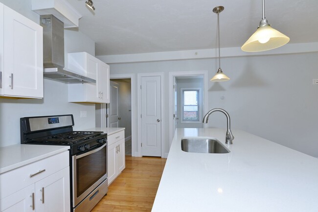 Building Photo - 3 Bedroom, 2 FULL bath with south facing b...