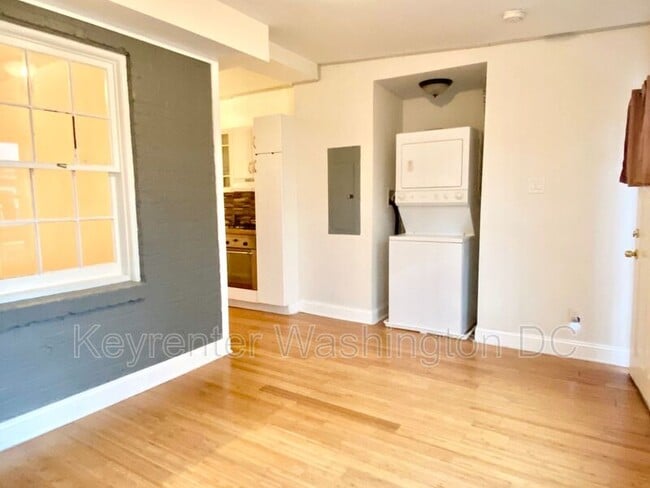 Building Photo - 1204 Holbrook St NE