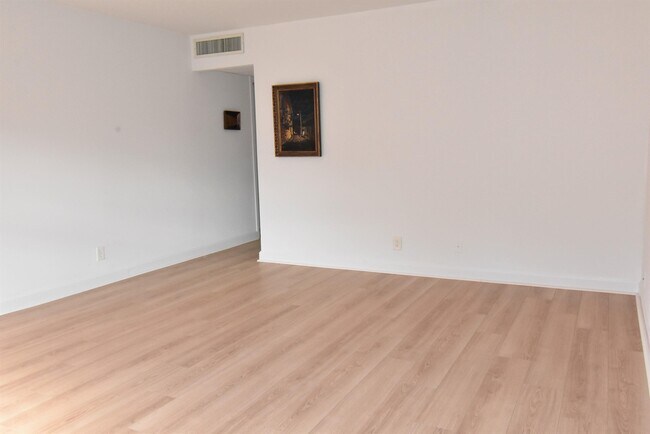Building Photo - 572 Saxony Dr