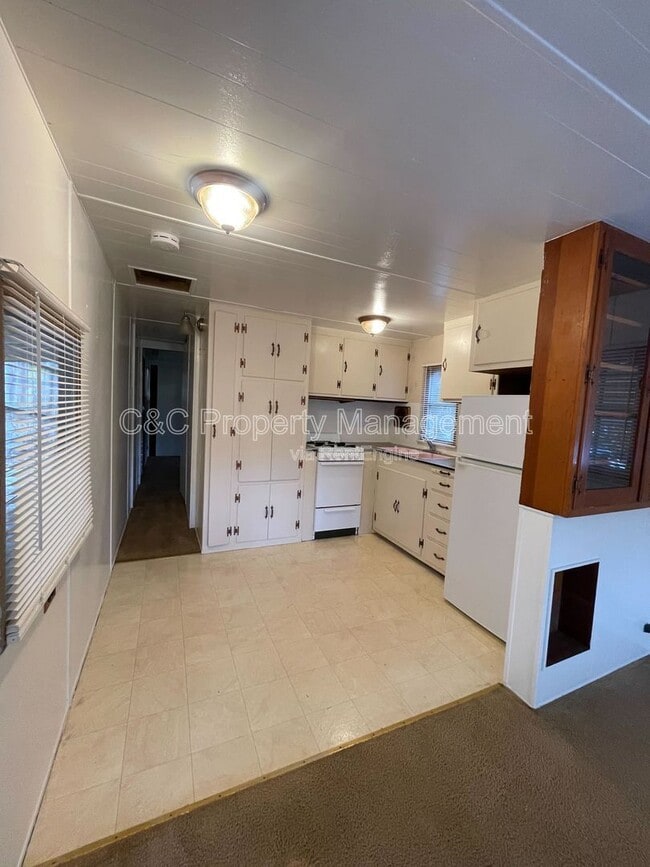 Foto del edificio - 17653-17663  Vierra Canyon Road