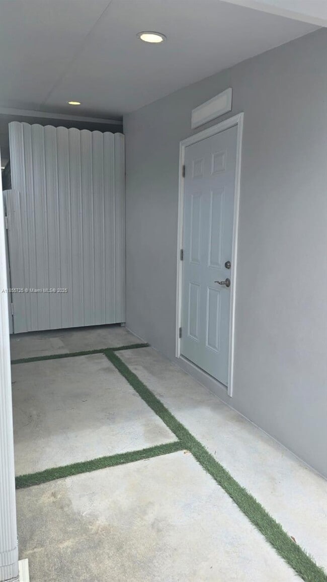 Building Photo - 265 W 53rd Terrace