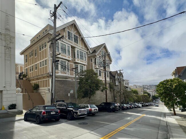 Building Photo - Spacious, Renovated 4BD/2BA at the Peak of...