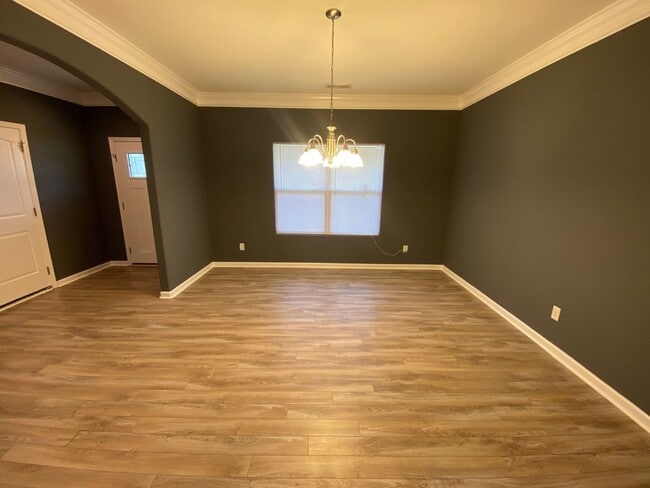Building Photo - Stunning 4 Bedroom Home Located near Littl...