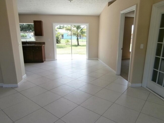 Foto del edificio - 3/2/2 for Rent (Part of the garage has bee...