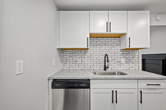 Foto del edificio - Gorgeous 4 bedroom home in Carrick available May 1!