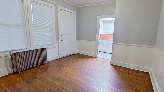 Building Photo - Spacious 3-Bedroom Second-Floor Apartment