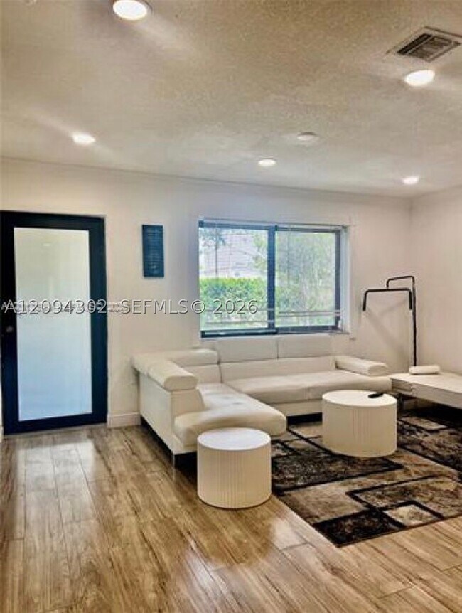 Foto del edificio - 12040 N Miami Ave